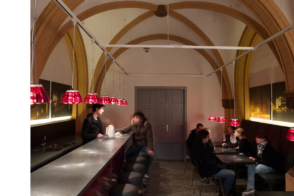 Studienlounge mit Kreuzgewölbe und Lichtinszenierung