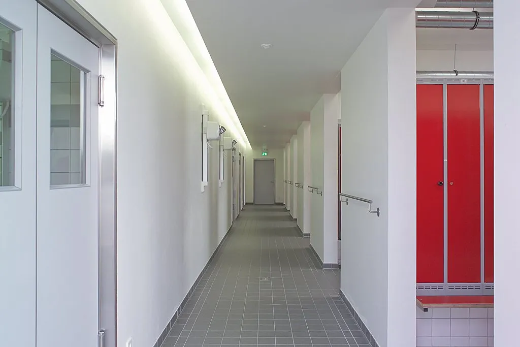 Fassadengliederung und Halleneinfahrt