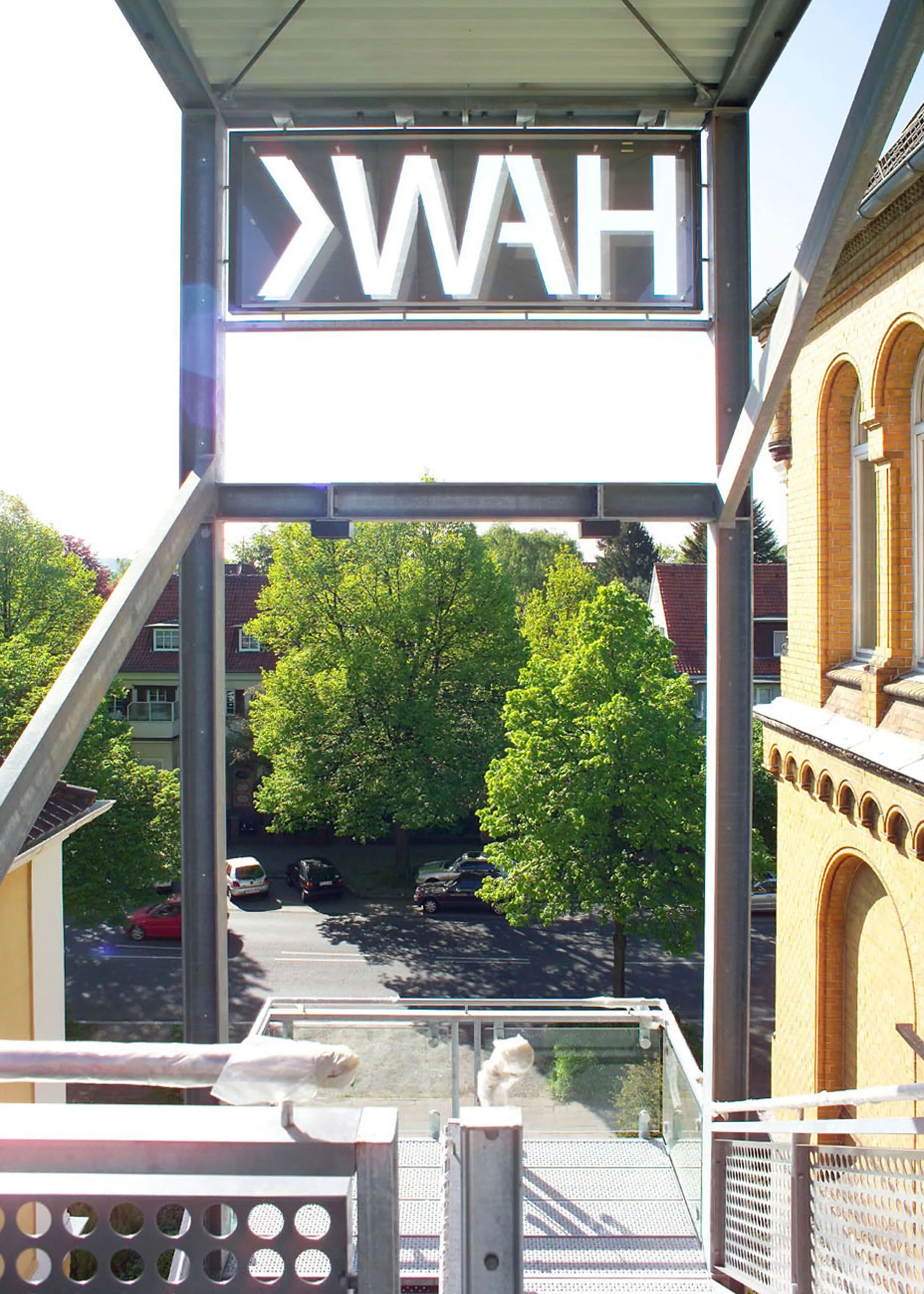Ausblick vom oberen Treppenpodest mit hinterleuchtetem HAWK-Signet