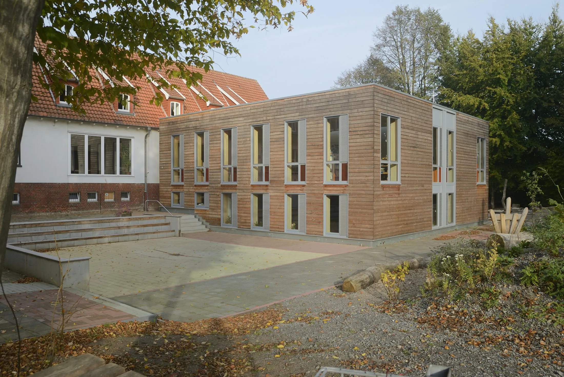 Schulhofansicht mit Klinkerfassade