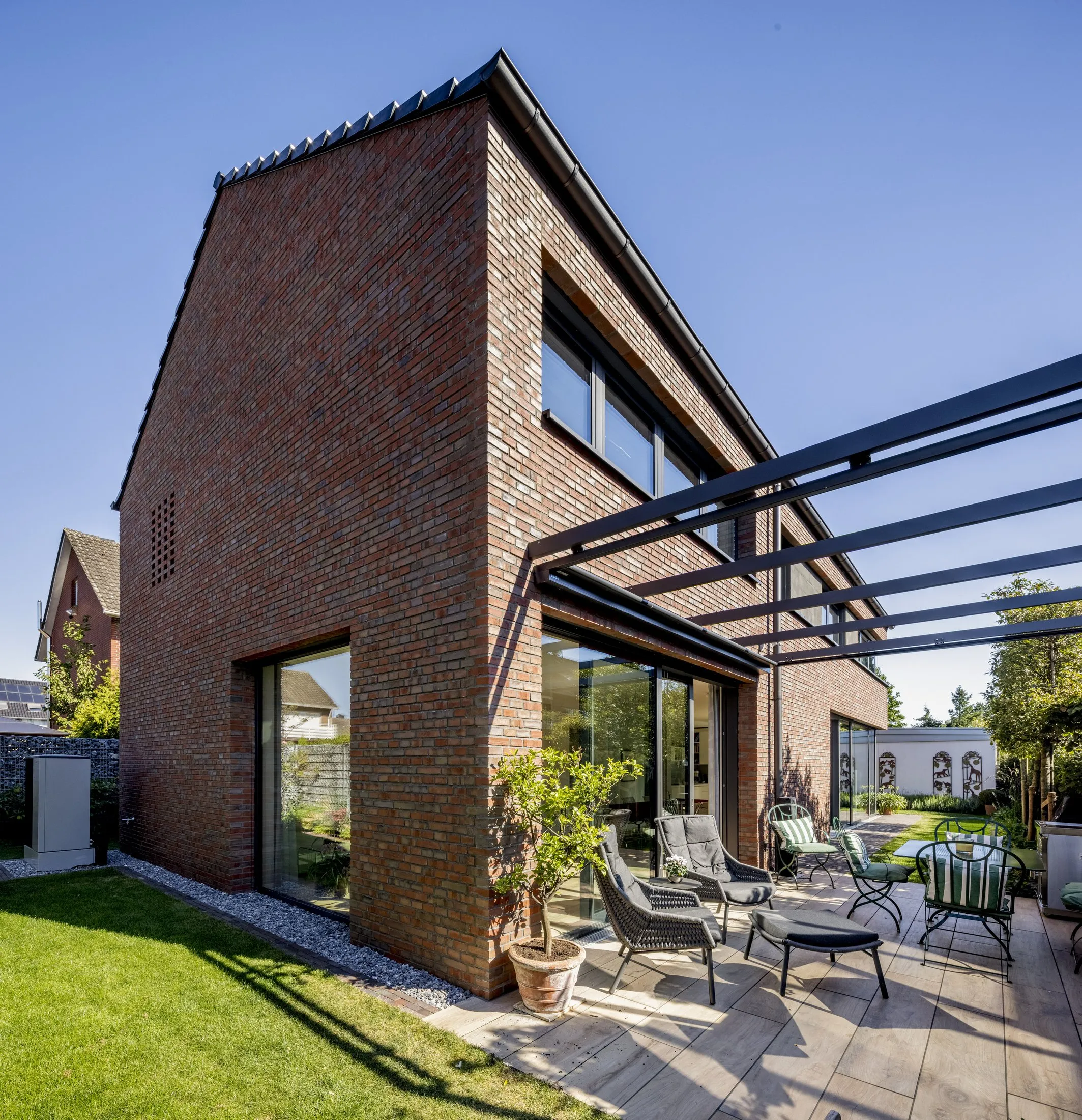 Gartenansicht mit Eckfenster