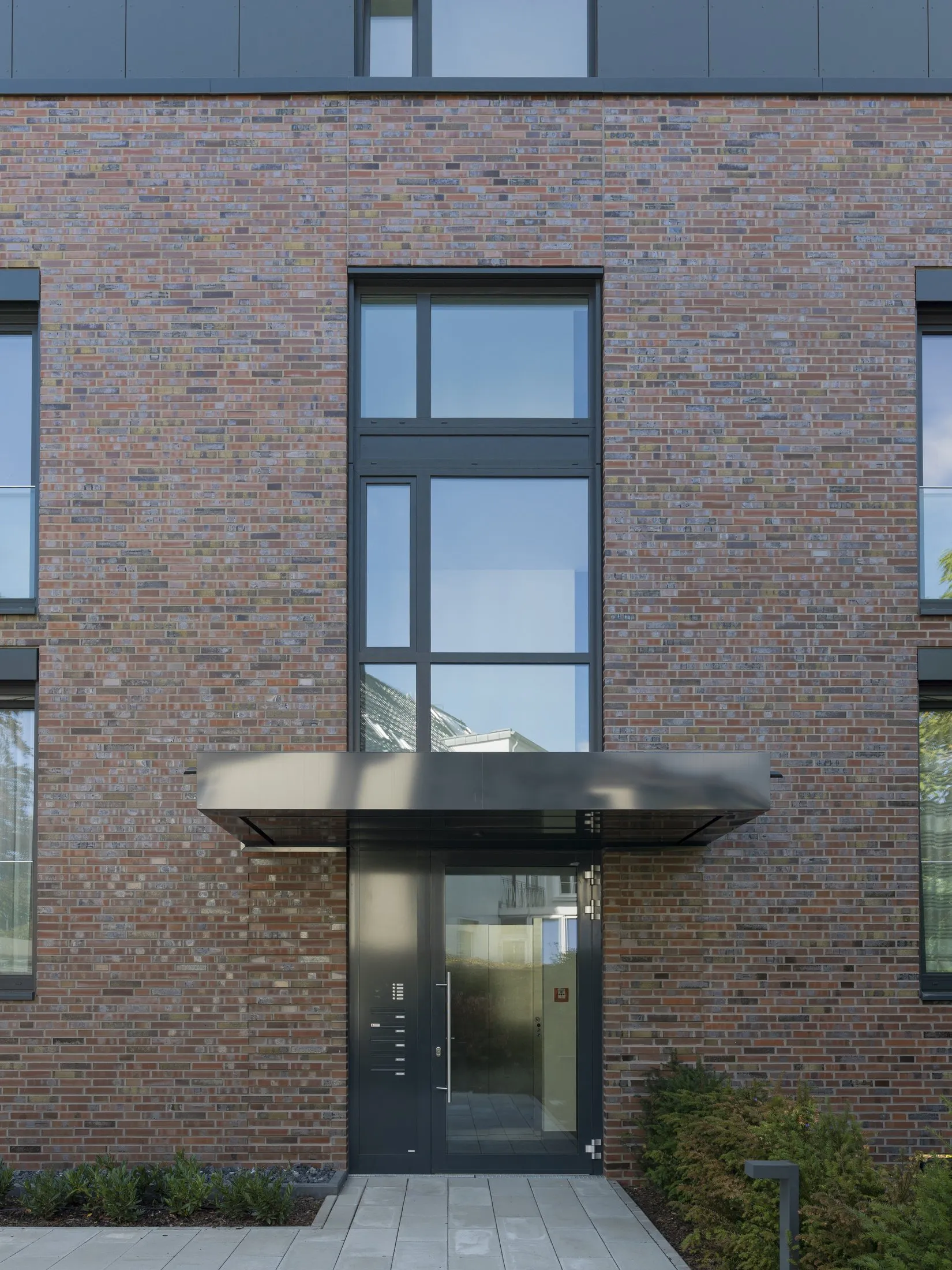 Giebelfassade und Loggien