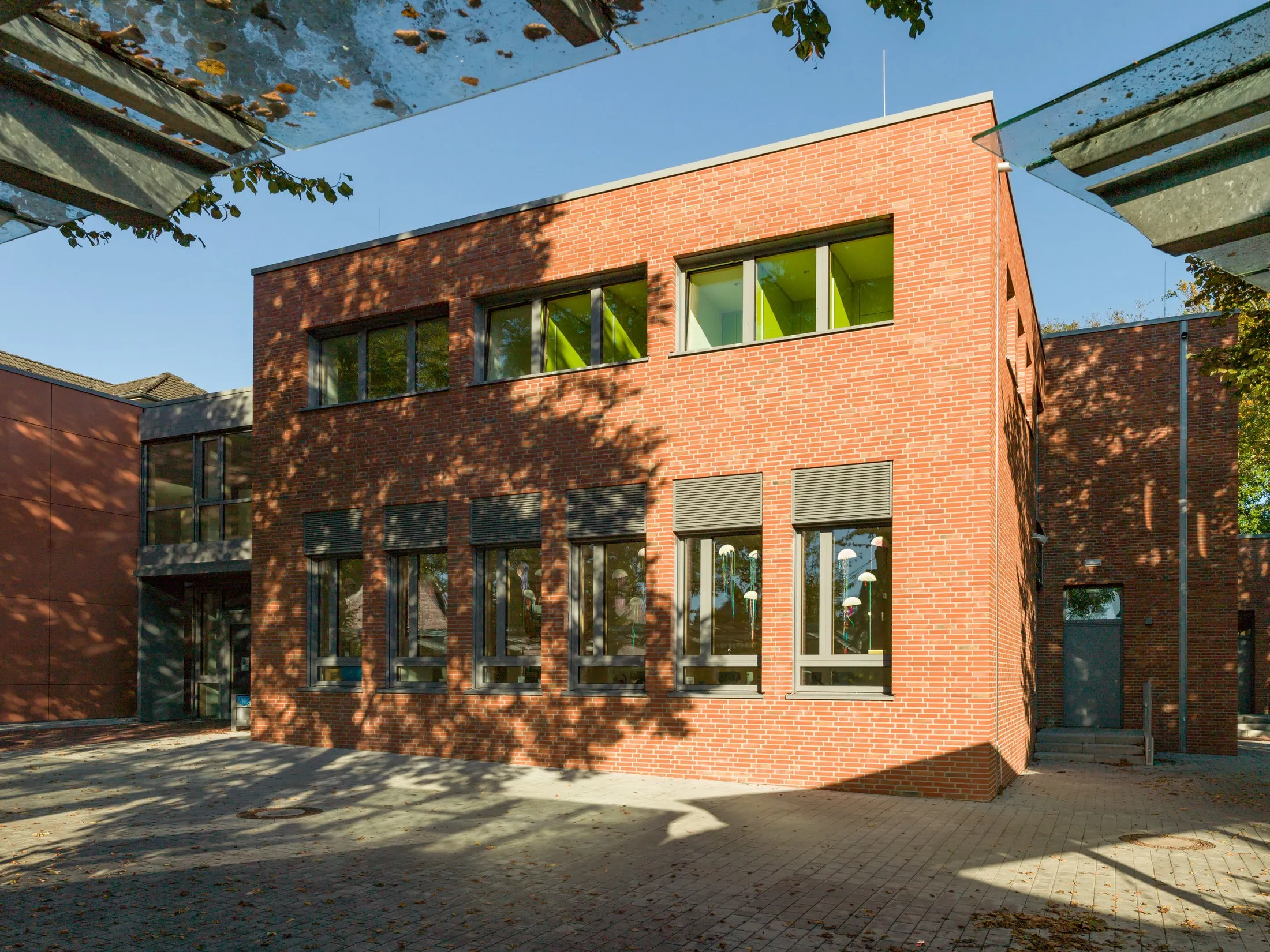 Klinkerfassade und Eingangsbereich